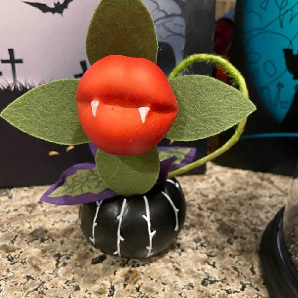 Hyde and EEK Kiss Of Death Vampire Lips Cloche Plant Set 2021 COOL Halloween